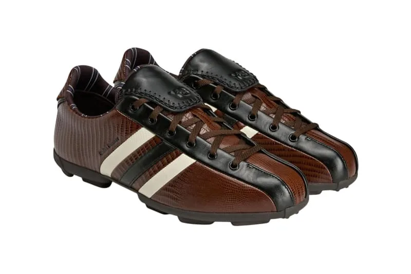 Chaussures de sport marron avec bandes blanches et noires.