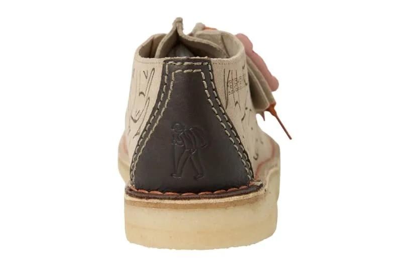 Vue arrière d'une chaussure beige avec détail de couture.