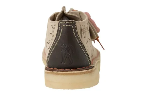 Vue arrière d'une chaussure beige avec détail de couture.