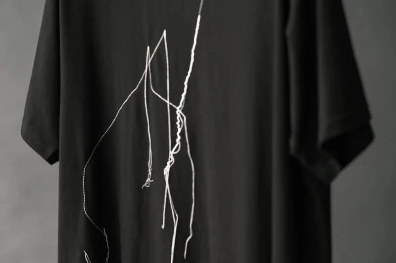 yohji-yamamoto-revisite-son-heritage-avec-cracked-embroidery/carousel-11.jpg