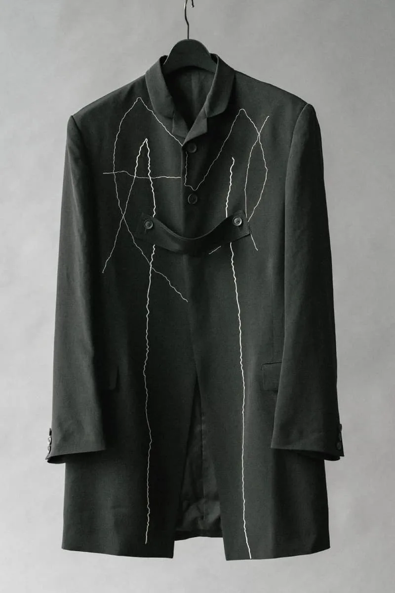 yohji-yamamoto-revisite-son-heritage-avec-cracked-embroidery/carousel-2.jpg