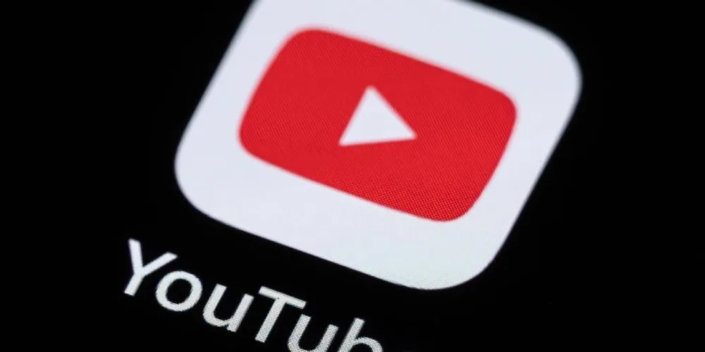 Logo YouTube sur fond noir