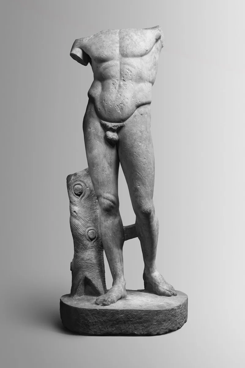 Sculpture antique sans tête ni bras, texture détaillée.