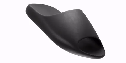 Sandale noire moderne au design épuré.
